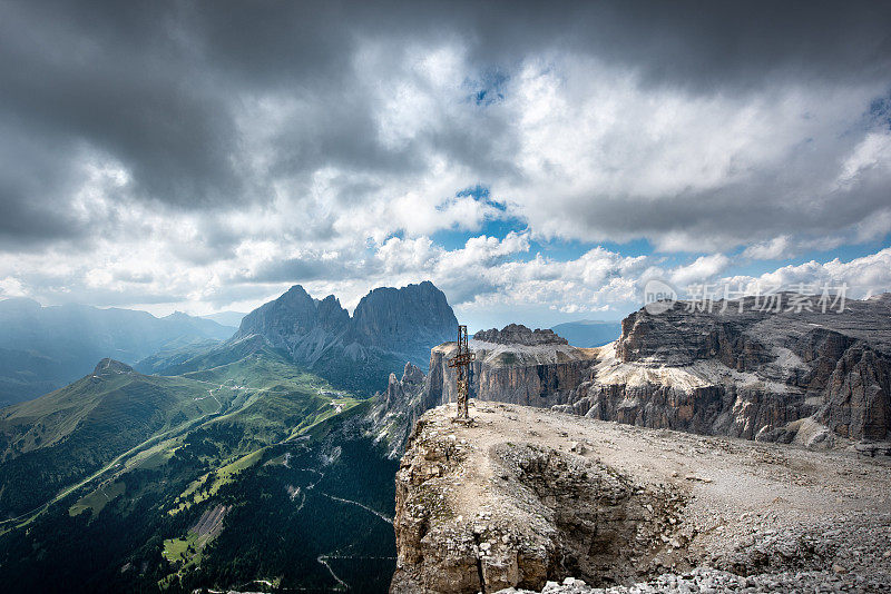 Trentino上阿迪杰，意大利:Dolomites - Pordoi山口，徒步到Piz Boè， Sella集团